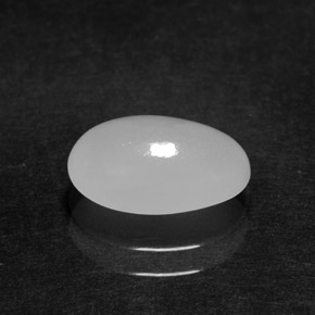 Jadéite blanc naturelle coupe ovale, 2,02 ct, translucide