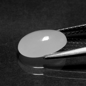 Jadéite blanc naturelle coupe ovale, 2,02 ct, translucide