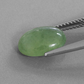 Jadéite vert naturelle coupe ovale, 4,02 ct, translucide