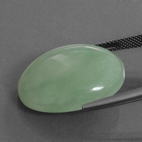 Jadéite Vert naturelle ovale, 27.45 ct, Translucide
