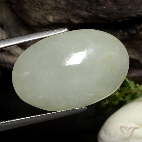 Jadéite Vert clair chaud naturelle ovale, 12.73 ct, Translucide