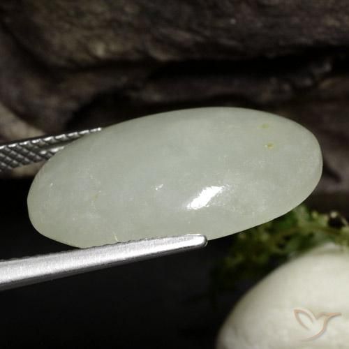 Jadéite Vert clair chaud naturelle ovale, 12.73 ct, Translucide