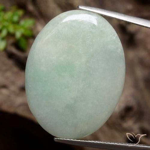 Jadéite vert naturelle coupe ovale, 34,76 ct, translucide