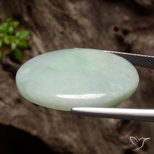 Jadéite vert naturelle coupe ovale, 34,76 ct, translucide