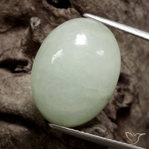Jadéite Vert moyen naturelle ovale, 12.07 ct, Translucide