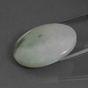 Jadéite vert naturelle coupe ovale, 34,38 ct, translucide