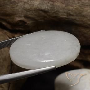 Jadéite blanc naturelle coupe ovale, 42,87 ct, translucide