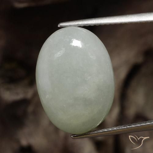 Jadéite Vert moyen naturelle ovale, 12.13 ct, Translucide