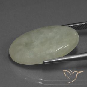 Jadéite Vert clair chaud naturelle ovale, 31.57 ct, Translucide
