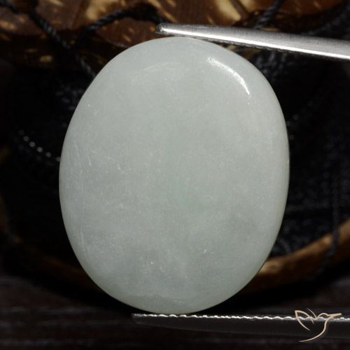 Jadéite Vert moyen naturelle ovale, 27.95 ct, Translucide