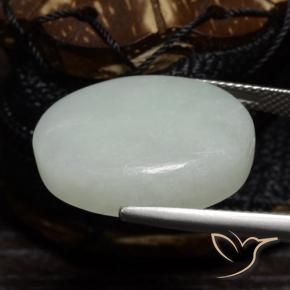 Jadéite Vert moyen naturelle ovale, 27.95 ct, Translucide