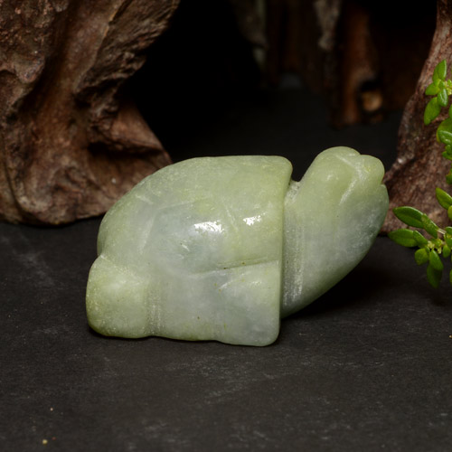 Jadéite vert naturelle forme fantaisie, 85,76 ct, opaque
