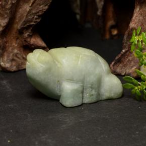 Jadéite vert naturelle forme fantaisie, 85,76 ct, opaque