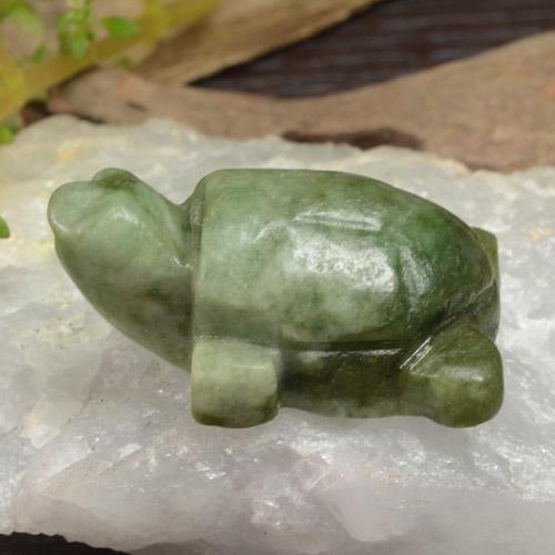 Jadéite vert naturelle forme fantaisie, 78,27 ct, opaque
