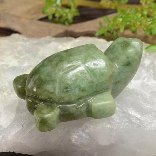 Jadéite vert naturelle forme fantaisie, 78,27 ct, opaque