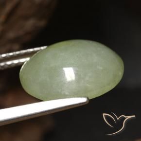 Jadéite Vert chaud naturelle ovale, 5.65 ct, Translucide