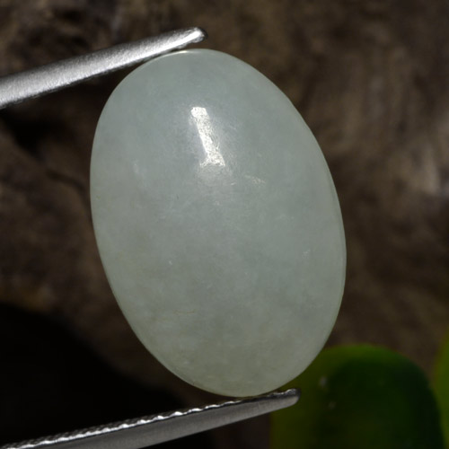 Jadéite vert naturelle coupe ovale, 10,75 ct, translucide