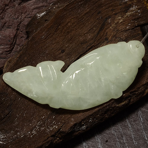 Jadéite vert naturelle forme fantaisie, 24,61 ct, translucide
