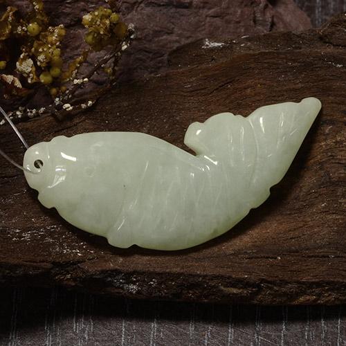 Jadéite vert naturelle forme fantaisie, 32,72 ct, translucide