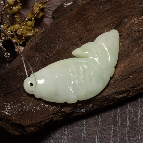 Jadéite vert naturelle forme fantaisie, 27,85 ct, translucide