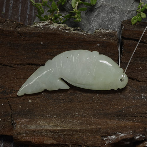 Jadéite Vert moyen naturelle Forme fantaisie, 28.60 ct, Translucide