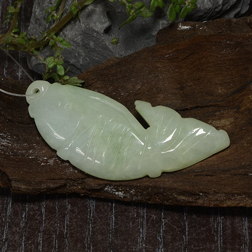 Jadéite vert naturelle forme fantaisie, 30,08 ct, translucide