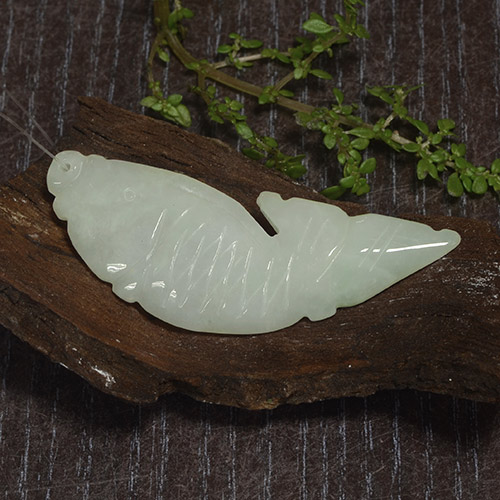 Jadéite vert naturelle forme fantaisie, 26,32 ct, translucide