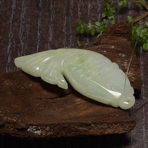 Jadéite vert naturelle forme fantaisie, 28,67 ct, translucide
