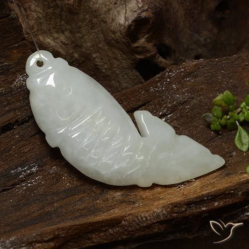 Jadéite Blanc grisâtre naturelle Forme fantaisie, 30.39 ct, Translucide