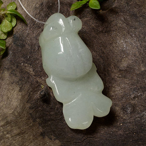 Jadéite Vert grisâtre naturelle Forme fantaisie, 28.04 ct, Translucide