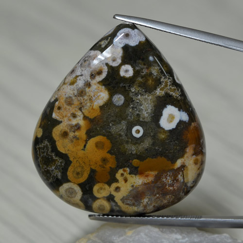 Jaspe multicolore naturelle en forme de poire, 61,38 ct, opaque