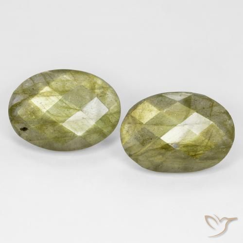 Shop natural 16.55ct Multicolore Labradorite gems, ovale, from Madagascar at GemSelect. In stock, global shipping!