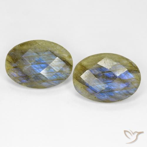 Shop natural 13.71ct Multicolore Labradorite gems, ovale, from Madagascar at GemSelect. In stock, global shipping!
