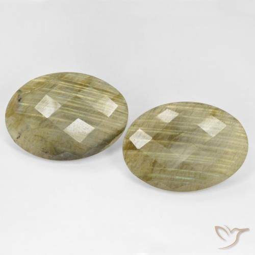 Shop natural 30.12ct Multicolore Labradorite gems, ovale, from Madagascar at GemSelect. In stock, global shipping!