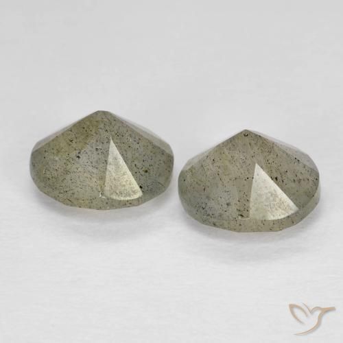 Shop natural 2.15ct Multicolore Labradorite gems, ovale, from Madagascar at GemSelect. In stock, global shipping!