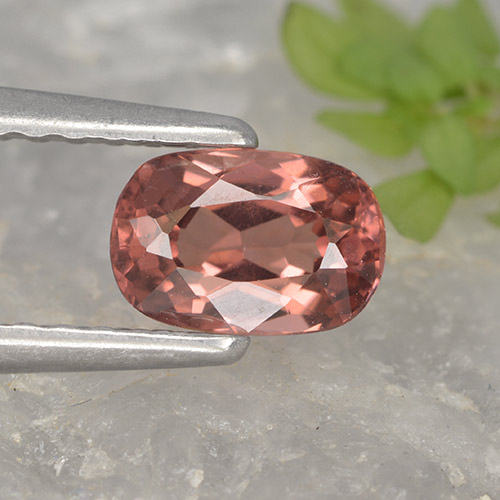 Grenat Malaya Rose rougeâtre terreux naturelle Coupe coussin, 0.77 ct, VVS-VS