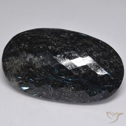 47.12ct Naturel Noir avec étincelle bleue Nuummite, ovale, Opaque