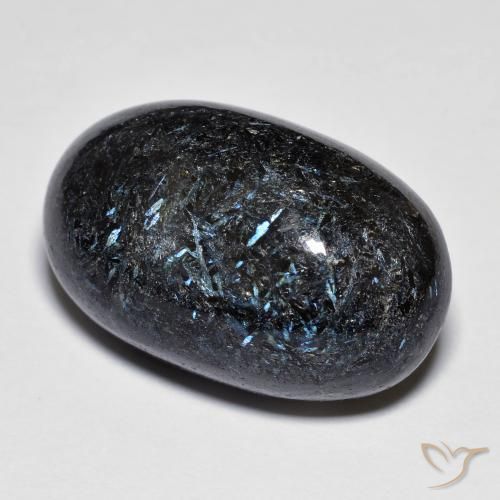 28.08ct Naturel Noir avec étincelle bleue Nuummite, ovale, Opaque
