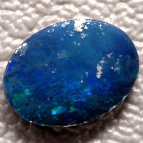 Doublet d'opale multicolore naturelle coupe ovale, 0,66 ct, opaque