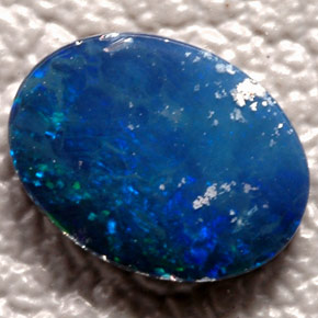 Doublet d'opale multicolore naturelle coupe ovale, 0,66 ct, opaque