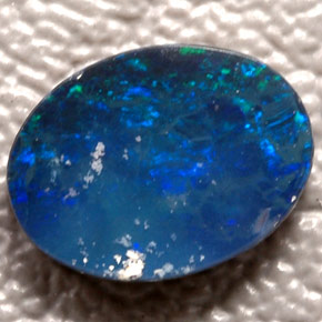 Doublet d'opale multicolore naturelle coupe ovale, 0,66 ct, opaque