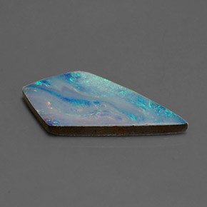 Doublet d'opale multicolore naturelle forme fantaisie, 7,60 ct, opaque