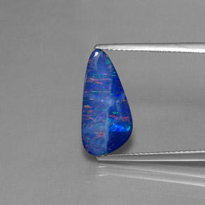 Doublet d'opale multicolore naturelle forme fantaisie, 2,95 ct, opaque
