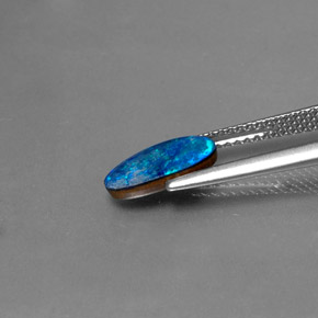 Doublet d'opale multicolore naturelle forme fantaisie, 0,97 ct, opaque