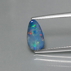 Doublet d'opale multicolore naturelle forme fantaisie, 0,74 ct, opaque
