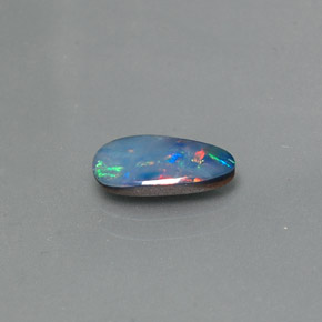 Doublet d'opale multicolore naturelle forme fantaisie, 0,74 ct, opaque