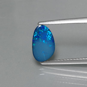 Doublet d'opale multicolore naturelle forme fantaisie, 0,83 ct, opaque