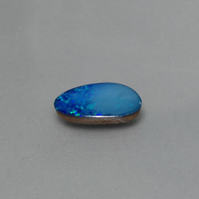 Doublet d'opale multicolore naturelle forme fantaisie, 0,83 ct, opaque