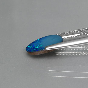 Doublet d'opale multicolore naturelle forme fantaisie, 0,83 ct, opaque