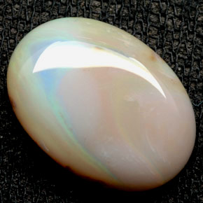 Opale multicolore naturelle coupe ovale, 6,24 ct, opaque